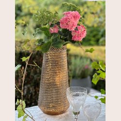 La Vida Vase med m�nster, antik guld